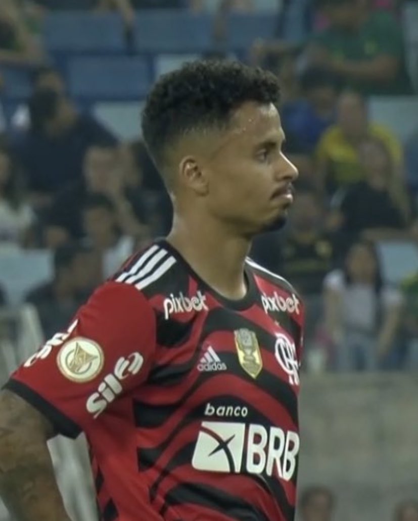 viniesportes's tweet photo. Luiz Araújo e Allan precisam de mais minutos no Flamengo, principalmente Luiz. 

Mal jogaram e as pessoas BURRAS desta rede já estão queimando os atletas. 

Allan aliás é volante, ele não é o Messi, não espere jogadas absurdas. 

Parem de queimar atletas que mal chegaram, antas! https://t.co/gGf2JgVHcb
