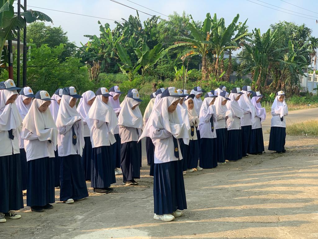 insanmadani_jbi's tweet photo. Upacara Bendera SMA SMP Insan Madani Boarding School Jambi
#LayananPendidikan
#InsanMadani
#BoardingSchoolJambi https://t.co/jLaSKaC1VY