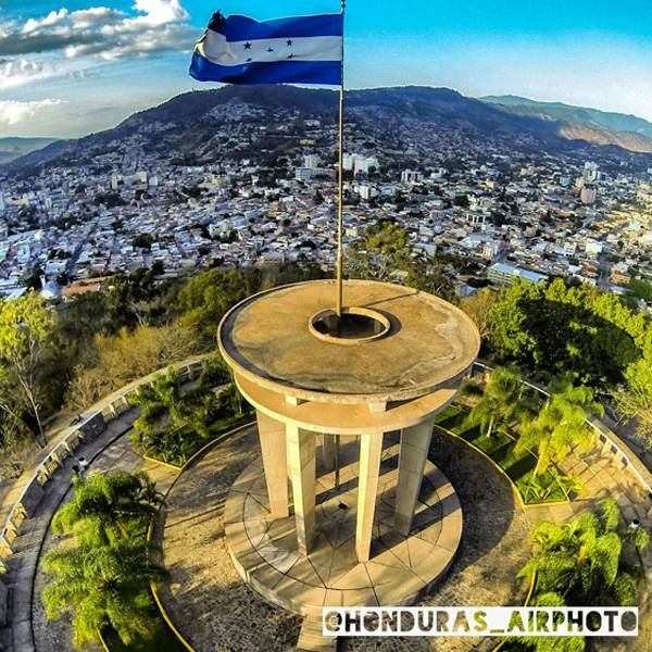 Angel04160954's tweet photo. @NotFussedLogan @DrowRanger734 @666Muli Not El Salvador 

That is actually the monument of peace in Honduras🇭🇳 https://t.co/fVwPnZz35G