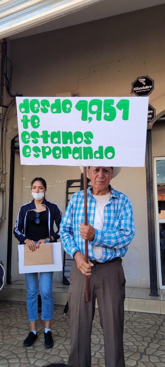 PrensaComunitar's tweet photo. #Elecciones2023 "Desde 1951 te estamos esperando". Desde Chiquimulilla uno de los vecinos salió a recibir a @BArevalodeLeon y a @KarinHerreraVP.  El binomio presidencial de @msemillagt recorrió el departamento de Santa Rosa en campaña para la segunda vuelta electoral. ��

📸 Delmi Patricia.