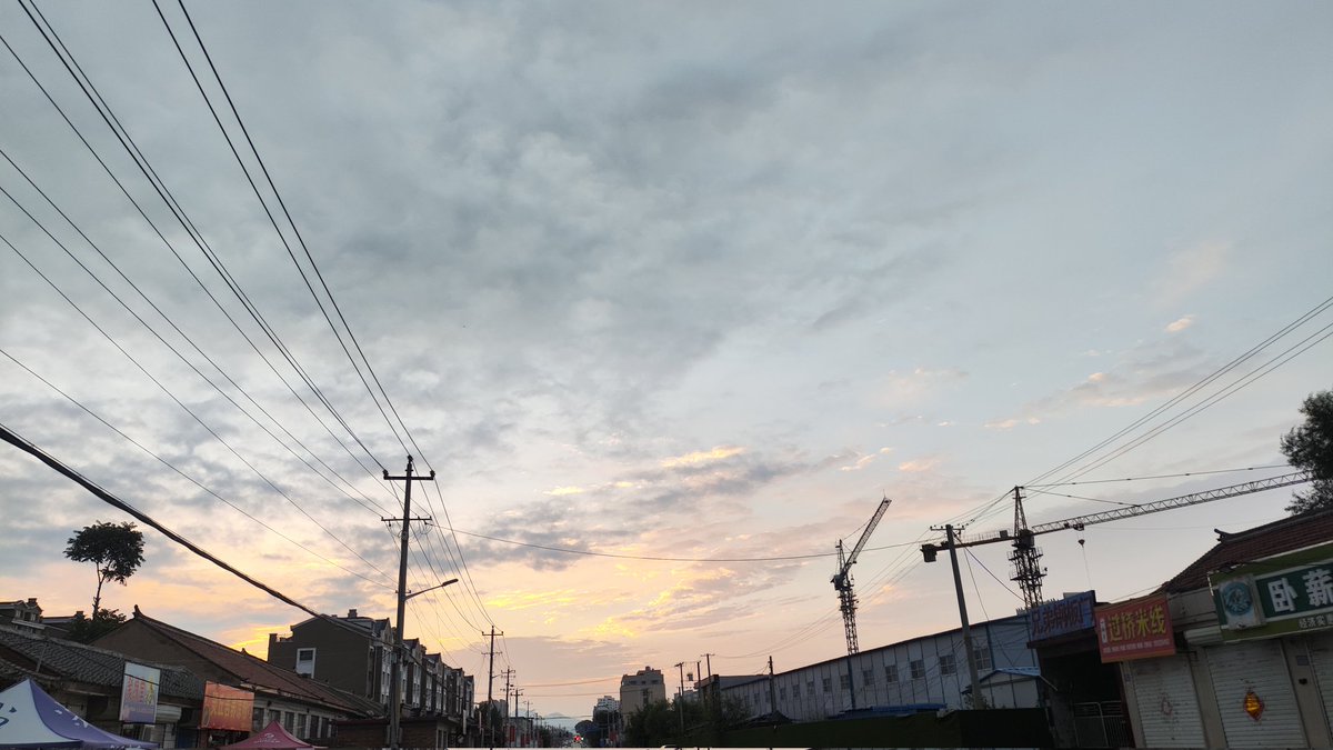 free17837760's tweet photo. 这个天空太好看了。下次再也不熬夜了，难受死了。 https://t.co/0QKxUyxTVn