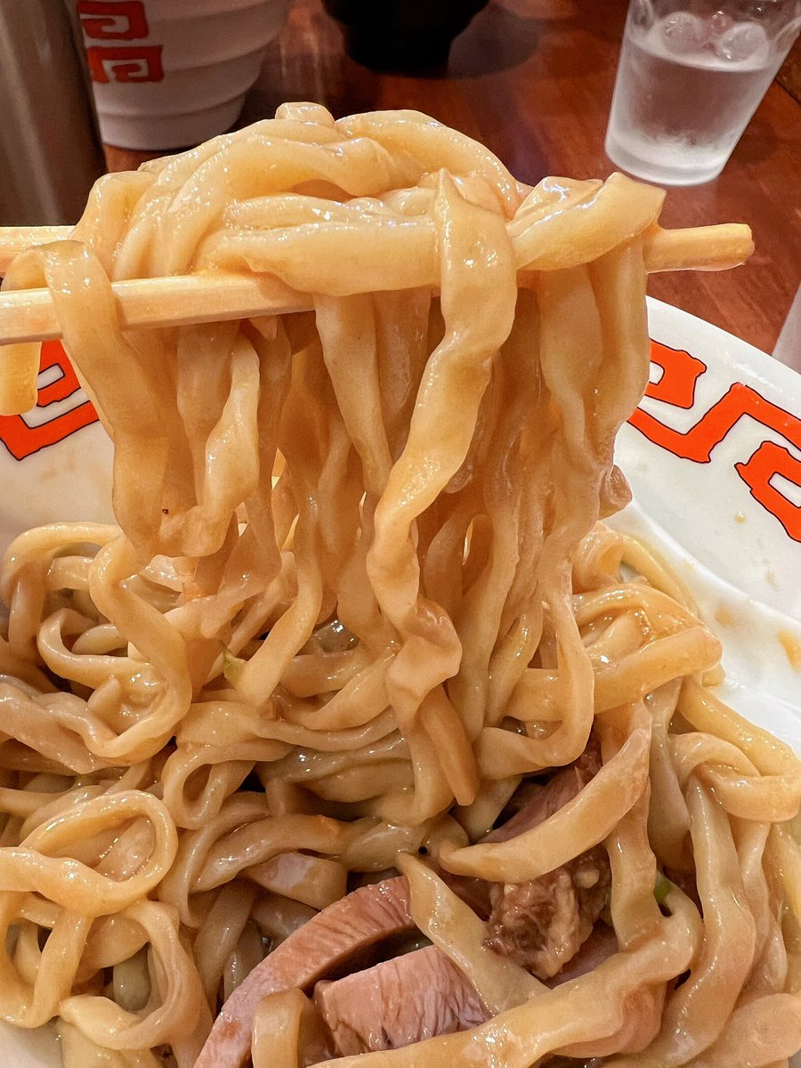sakaigawa_s's tweet photo. 2023/07/29（土）
#東京ぶたくらぶ
#TKMG #卵かけ麺ガーリック 大盛 1,100円
#ラーメン #らーめん #ramen #まぜそば #油そば #汁なし
限定第2弾。見た目少々お高めな印象。味は美味しいんだけど、少々たれの絡みが悪いかな。
ということで、限定対決は前回食べたつけ麺に軍配😋
ごちそう様～♫ https://t.co/VidC9yOGxc