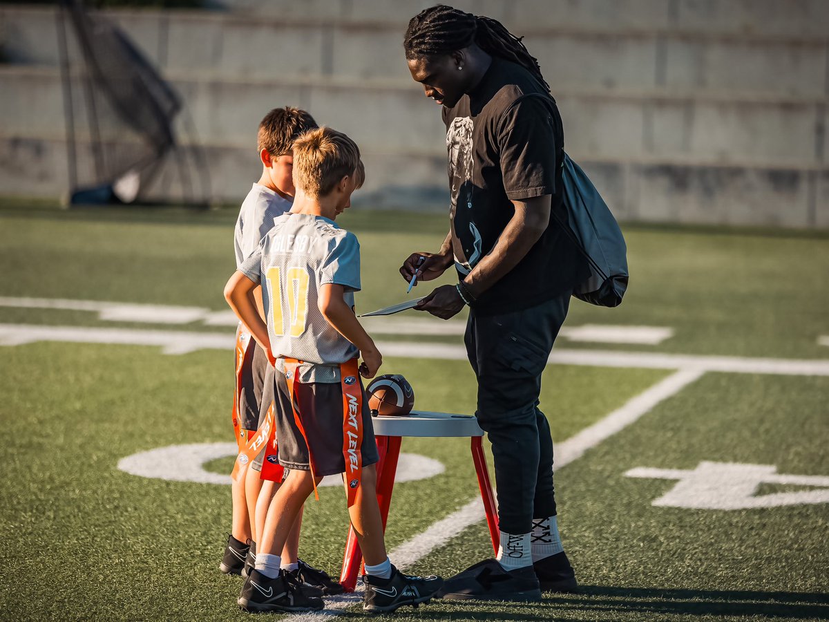 Special thanks to all who participated in our UO @nextlevel_ball flag football games this summer. The guys loved the opportunity to compete with some future Ducks on Sundays. Looking forward to this fall! #GoDucks 🦆 #DucksDoMore