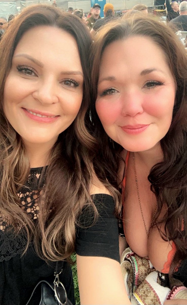 SunandSipCups's tweet photo. Allergies were SO bad that both nights - the pics of me at HopFest had me looking like I'd partied with another form of local legal greens, lol. Not drunk or high, just watery eyes + stuffy puffy nose. (I'm sure you can tell which one's me, ha.) #hopfest #yakima #allergies https://t.co/hxXnWXwVqE