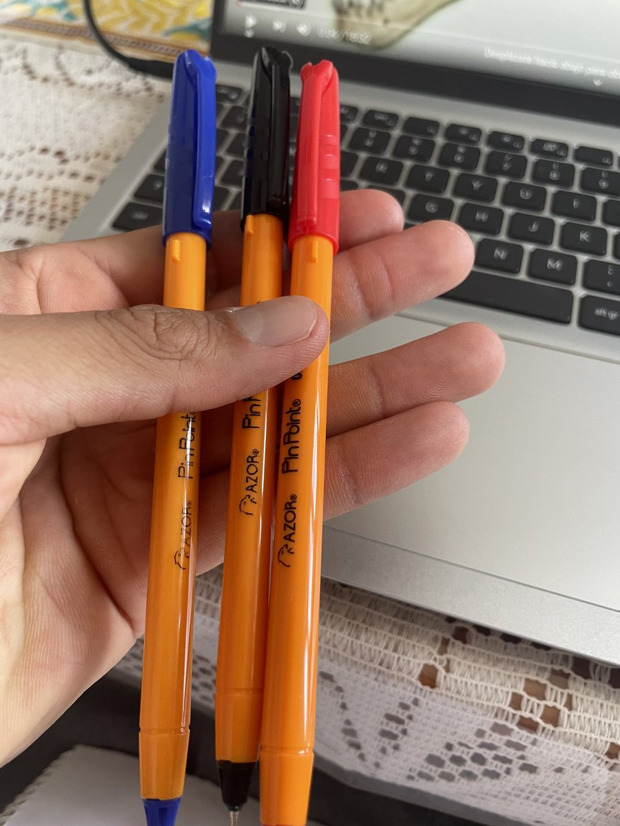 Eduardoarsa's tweet photo. Quisiera estrechar la mano de quien inventó estas plumas 🫶🏼 https://t.co/P3xcB5TnfK