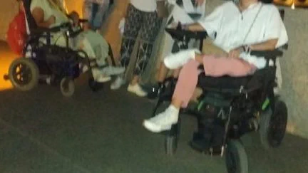 LLOMISMITO's tweet photo. 𝐀𝐩𝐚𝐫𝐢𝐞𝐧𝐜𝐢𝐚𝐬
Sería absurdo que mi hija con su parálisis se rigiera por unos cánones de belleza física(aunque es guapa y muchs lo sabéis)porque sería someterla a una decepción constante. Ella se está criando entre gente que la siente como es y sus limitaciones. 
sigo... https://t.co/8ou60uqxOX