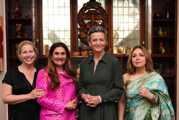 SagrikaDinkar's tweet photo. My boastful moments this year showcasing #artisanal #Banarasi #IndianHandloom #MyHandloomMyPride With HE Ambassador Pooja Kapur Leaders #womenmakingchange #NationalHandloomDay @narendramodi @warp_n_weft @TexMinIndia @IndiainDenmark @DarshanaJardosh @PiyushGoyal @myogiadityanath https://t.co/jEka7lVVGc