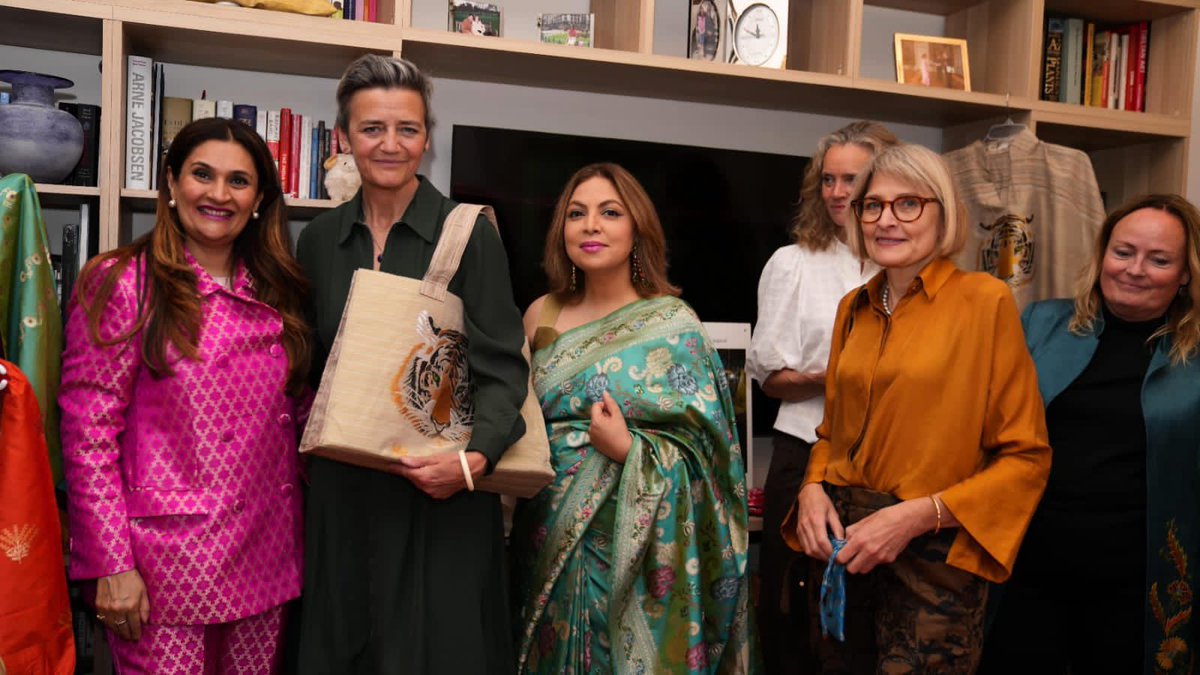 SagrikaDinkar's tweet photo. My boastful moments this year showcasing #artisanal #Banarasi #IndianHandloom #MyHandloomMyPride With HE Ambassador Pooja Kapur Leaders #womenmakingchange #NationalHandloomDay @narendramodi @warp_n_weft @TexMinIndia @IndiainDenmark @DarshanaJardosh @PiyushGoyal @myogiadityanath https://t.co/jEka7lVVGc