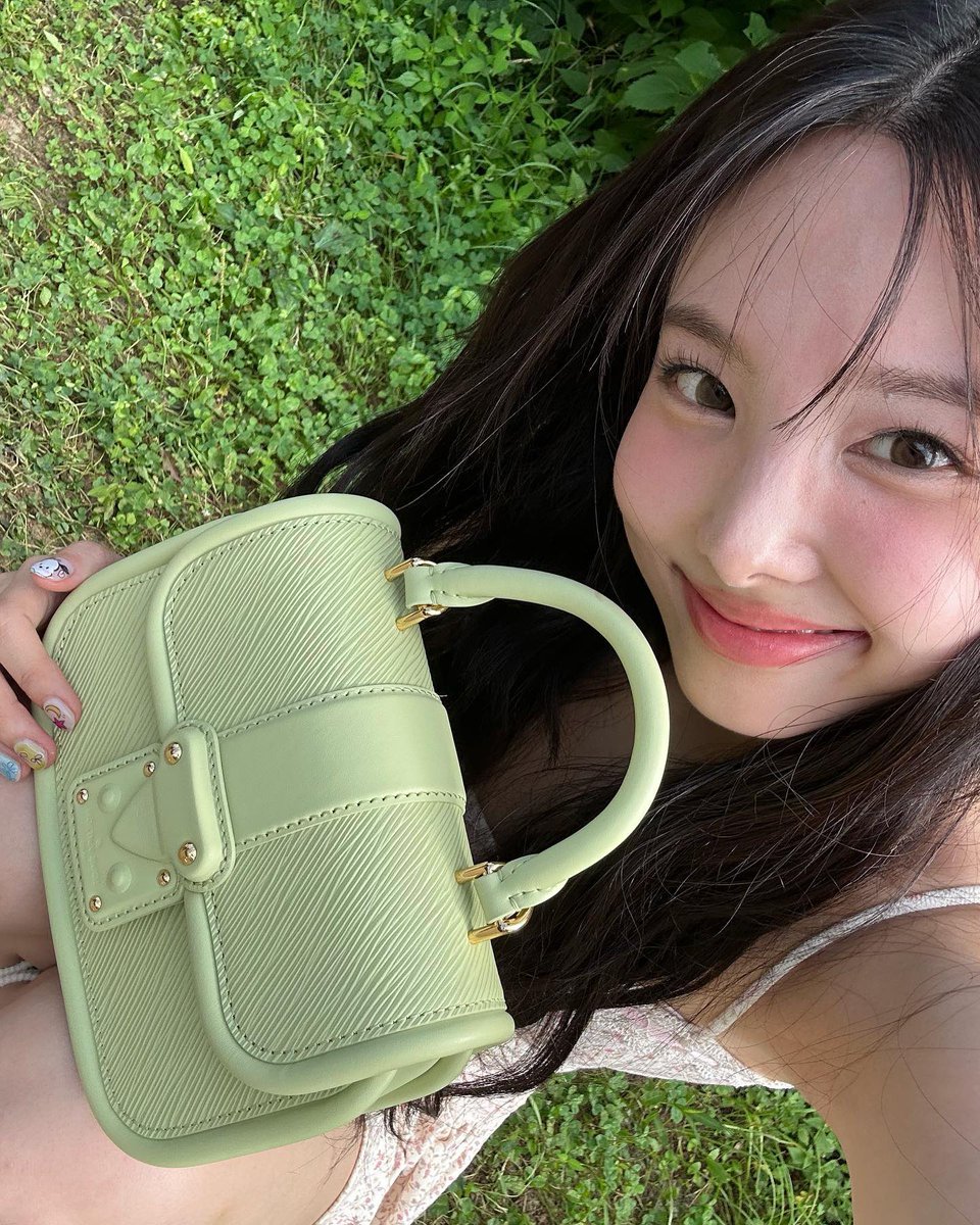 nayeon’s aesthetic 🍃🌿