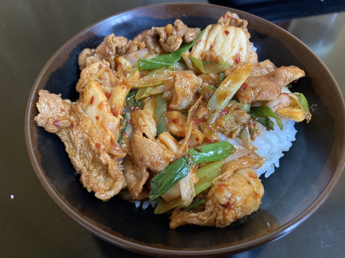 kishibefes's tweet photo. 今日は「とん丼亭」をご紹介❗️

気のいいおばちゃん達が営業しているとん丼亭。1階はカウンターで2階は広々としたテーブル席。看板メニューであるとん丼は豚キムチのピリ辛とタレが白米と絡み合い箸が止まらぬ素晴らしい味わいです！

#岸辺祭 #OGU #大阪学院大学 #ogu  #ogufestival https://t.co/f5RfVulEQp