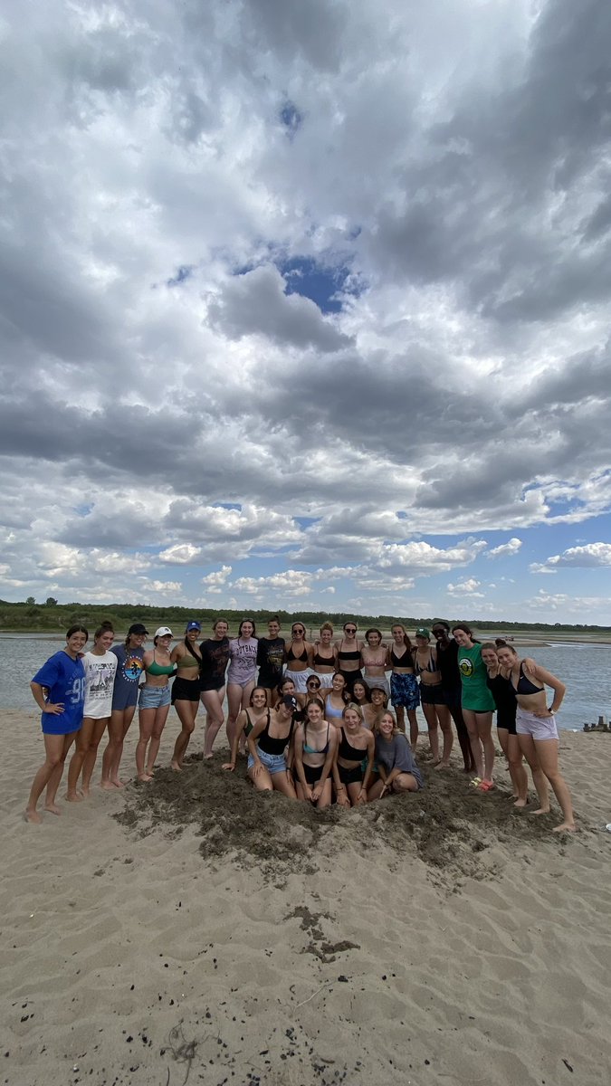 HuskieWSOC's tweet photo. Solid 1st Week of Training Camp with this crew 💚⚽️

We keep growing day by day 🔝🙌

#OntheRise #Huskiepride https://t.co/epFp0h6e2j