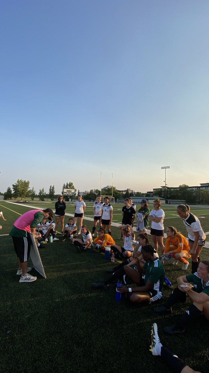 HuskieWSOC's tweet photo. Solid 1st Week of Training Camp with this crew 💚⚽️

We keep growing day by day 🔝🙌

#OntheRise #Huskiepride https://t.co/epFp0h6e2j