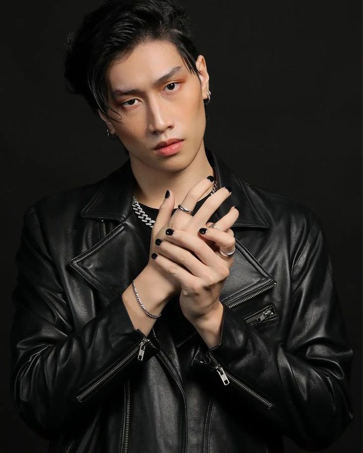 BibleBuildLatam's tweet photo. We don't have many photos of this look but he's really something. His hands, hair and face, everything about this look is just perfect 

Fashion Icon Bible
#BibleBestLook #BibleWichapas @biblesumett https://t.co/lvupbWMfVO