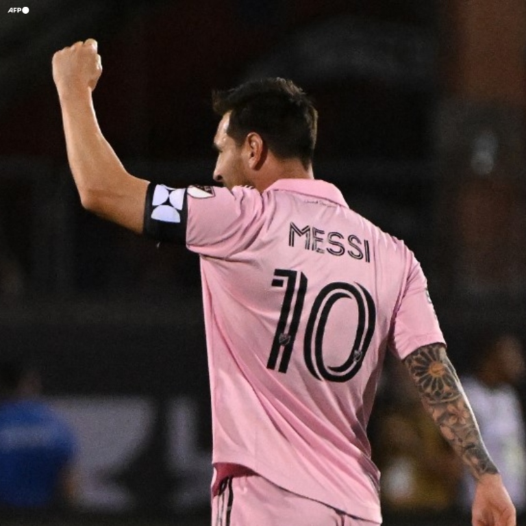 El rey.

El amo.

El jefe.

El futbolista más completo que ha existido.

EL GOAT.