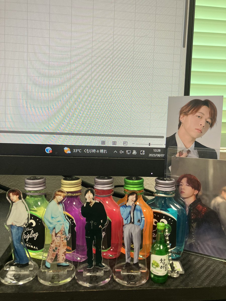 richan610's tweet photo. パソコン前ごっちゃごちゃだけど可愛い笑 https://t.co/imnIHhySIj