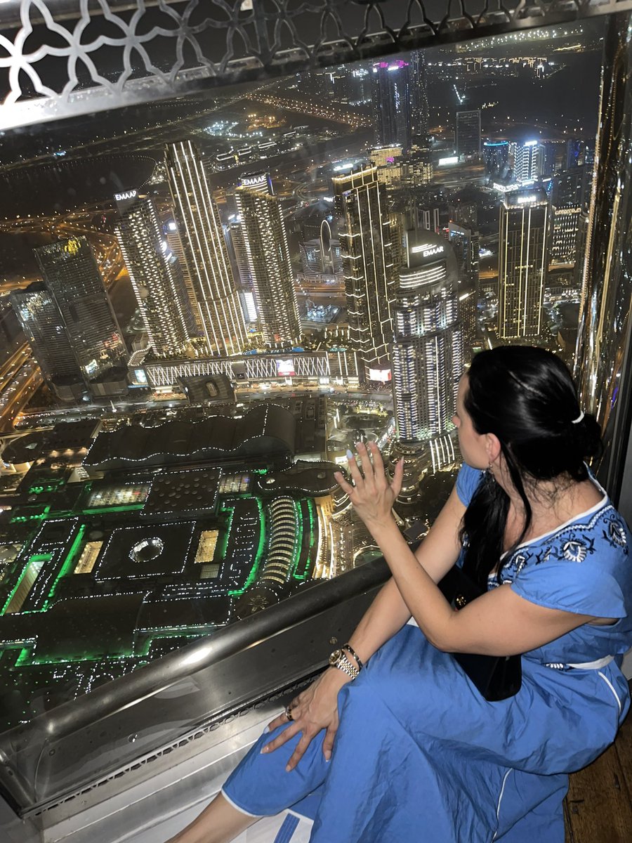 ReadyNow8's tweet image. Ver a mamá romper su miedo por ir con nosotras, no tiene precio 🤭💕 #burjkhalifa #360degreeview #dubai en mi opinión mucho mejor que el Empire State Building when it comes to view.