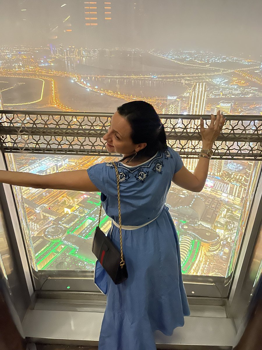 ReadyNow8's tweet image. Ver a mamá romper su miedo por ir con nosotras, no tiene precio 🤭💕 #burjkhalifa #360degreeview #dubai en mi opinión mucho mejor que el Empire State Building when it comes to view.