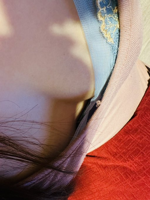 クッション抱えてボーッとテレビ見てたら、左側が丸出しだった🤣🤣 服の意味ないよね🤣🤣 https://t.co/STdPBPbc0P