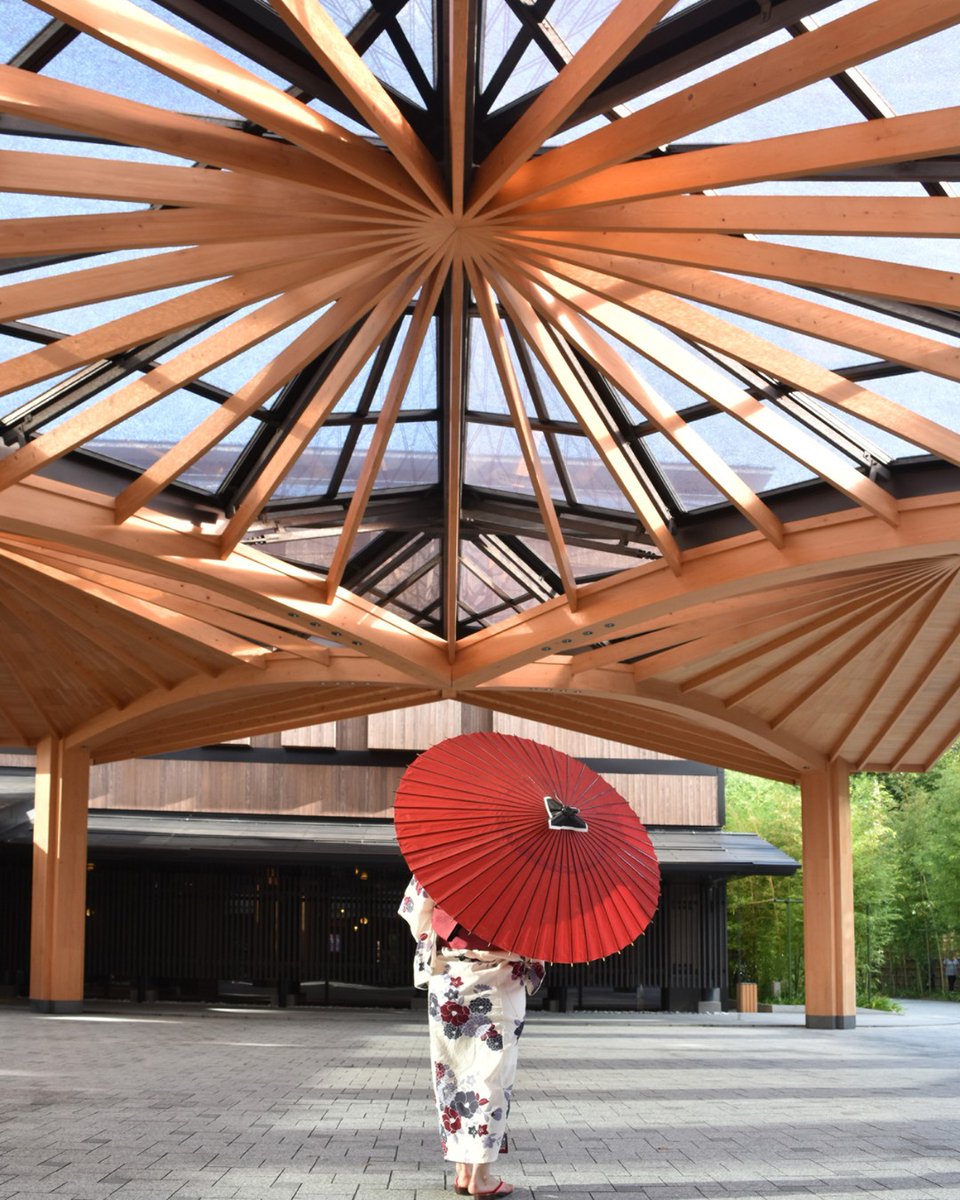 FSKyoto's tweet image. フォーシーズンズ体験はここから始まります。和傘をモチーフにした印象的なエントランスが、すべてのお客さまを温かくお迎えします。

この夏は京都へ。お得な宿泊プランは公式サイトをご覧ください
bit.ly/3OpKlsb

#fourseasonshotelkyoto
#フォーシーズンズホテル京都