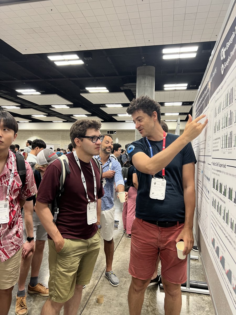 With a slight delay: 📸 in action at our Half-Hop poster #ICML2023, featuring three of my awesome co-authors: @mehdiazabou (lead author), @evadyer & @misovalko ✨ (along with the watchful eyes of @michael_galkin 👀)