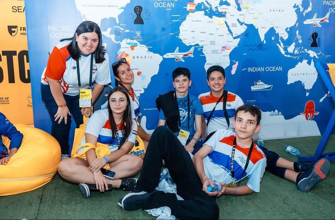 kaissapy's tweet photo. Hoy finaliza el Primer Campeonato Mundial Escolar por equipos en Aktau, Kazajistán.

Nos quedan dos rondas por jugar, llevamos 4 victorias y 2 derrotas y estamos 8° de 43 equipos.

¡Vamos Paraguay! 🇵🇾 https://t.co/UwBmelOQ9M