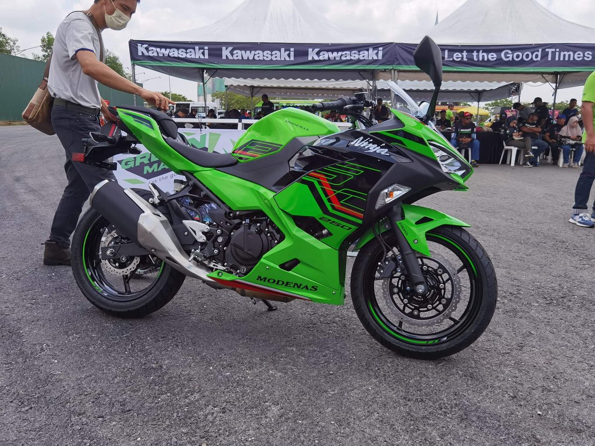 twtbikers's tweet photo. Modenas Ninja 250 ABS dengan warna baru!

Macam bagi hint ZX25R nak dekat masuk la tuu 🤭 https://t.co/xOksXV2EZx