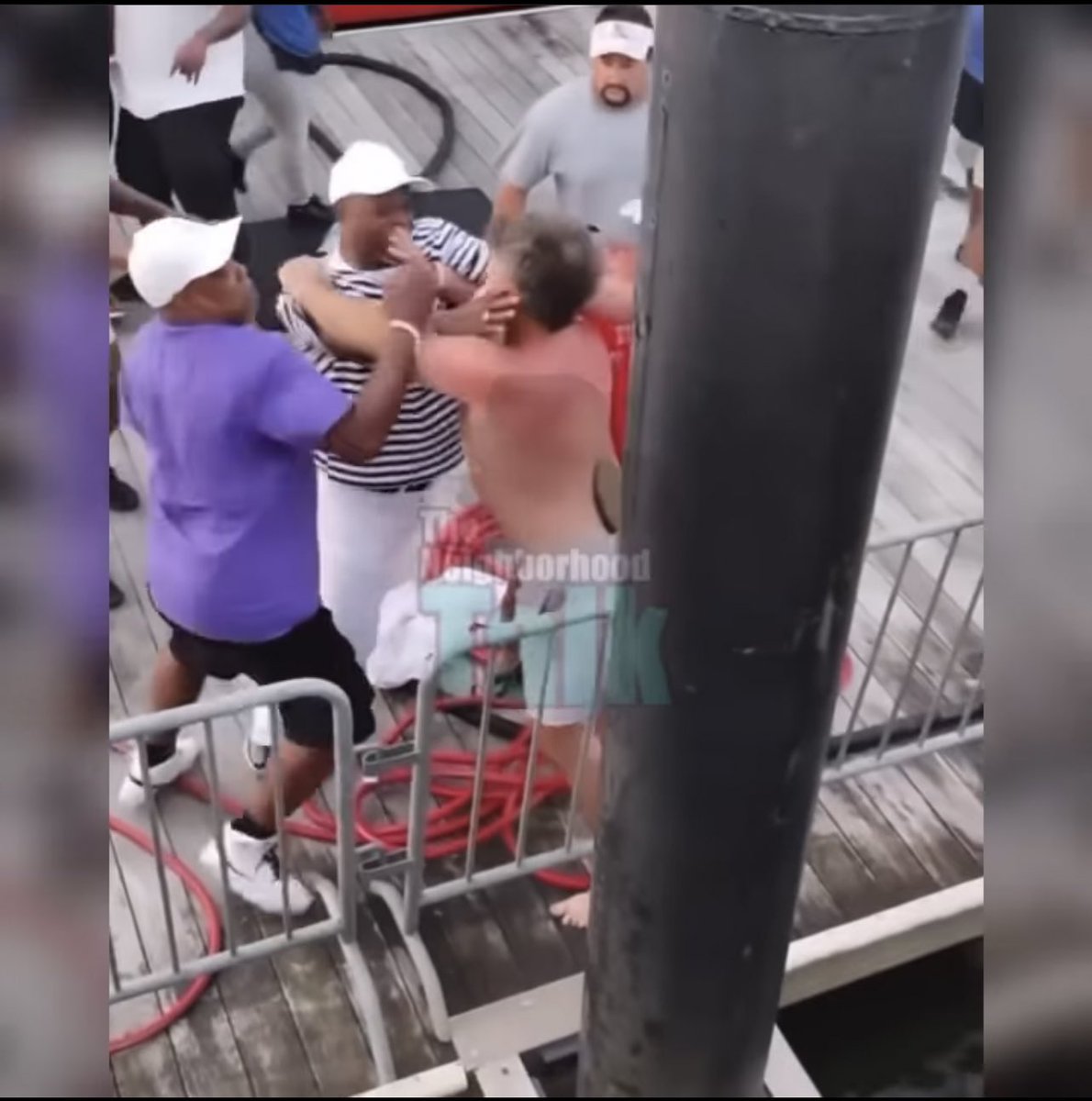 JustoFlexx's tweet photo. Some black ppl getting fired at work tomorrow behind this fight 😂😂😂 https://t.co/Xt4mNx2LMD