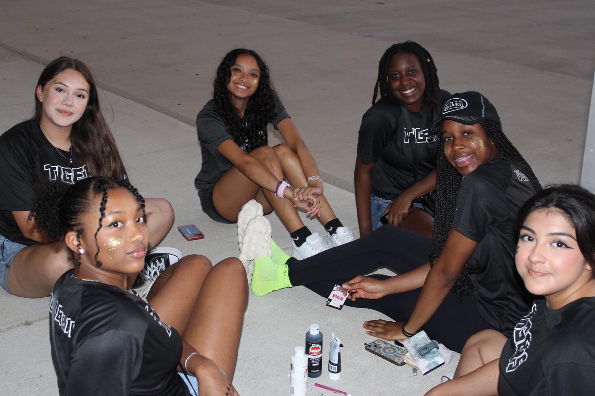 CyParkVB's tweet photo. I think the smiles said it all about our first team event! Thanks for coming out as a program ladies. Great pics Kennedyππππ€π
#commUnityPepRally #MidnightPractice @CyParkFootball @CyParkAthletics https://t.co/fNGu7cxC1R