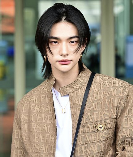 rarune01's tweet photo. 【VERSACE オススメアイテム】

Stray Kidsヒョンジン着用🇰🇷
VERSACEセットアップスタイル🌞

#palmangels #celine #saintlaurent #acne #StrayKids #スキズ #ヒョンジン #fashion #ファッション #メンズファッション #メンズコーデ #スタイリスト https://t.co/6VUzzZVKII