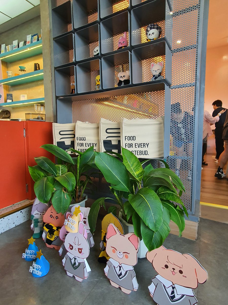 kkeutsinta's tweet photo. [Breaking my silence] chz!

Had a fun time on my first fan café 🥹🫶🏽 so nice to meet such lovely people!!

Notes to self for next time: 
1. Don't be shy 
2. Punta maaga to give &amp; get freebies HAHAHA

#Platform325 #StayDay2023 https://t.co/HVshheYWpF