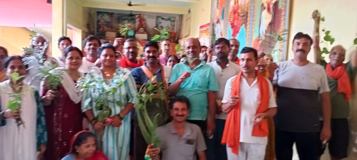 योग कक्षा नागा जी भृगु आश्रम बलिया उत्तर प्रदेश पूर्व में जड़ी-बूटी दिवस के अवसर पर पौध रोपड़ व वितरण किए, कार्यक्रम में ओम प़काश जी, हृदयानन्द जी योग साधक भाई-बहन उपस्थित रहे।
<a href="/Ach_Balkrishna/">Acharya Balkrishna</a> 
<a href="/yogrishiramdev/">स्वामी रामदेव</a> 
<a href="/Swamitirthdev/">स्वस्थ जीवन 💎</a>