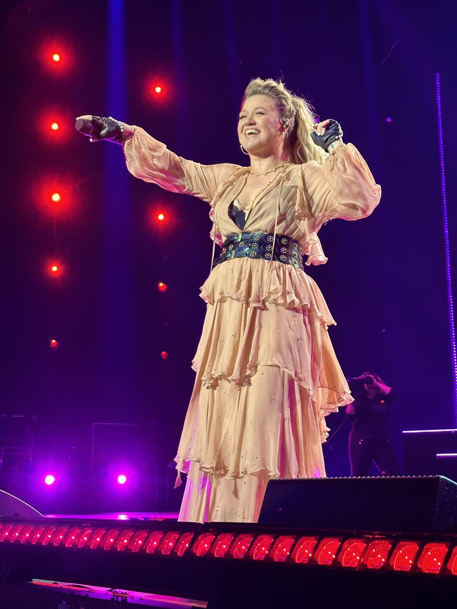 derekrdzphd's tweet photo. Fled to Vegas just to see my all-time favorite idol and snag her set list. 🤩

Thank you @kellyclarkson for an incredible night and @doctortylertx for giving me the front row experience. 💕 https://t.co/2dzbRg6ybF
