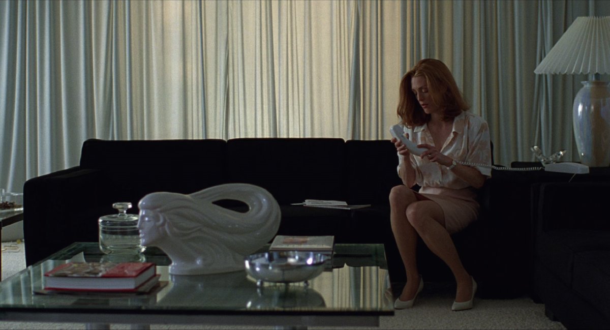 amiedeluciole's tweet photo. <숏컷> 보면서 줄리앤 무어를 사랑하게 되어서 고른 영화 <세이프>. 80년대 에이즈 위기와 교외지 기혼 여성의 위기를 결합한 영화인데 현재와도 맞닿는 구석들이 있고 대안적 치료 공동체를 그리는 묘한 방식이 인상적.. https://t.co/N8bxxC3cFc