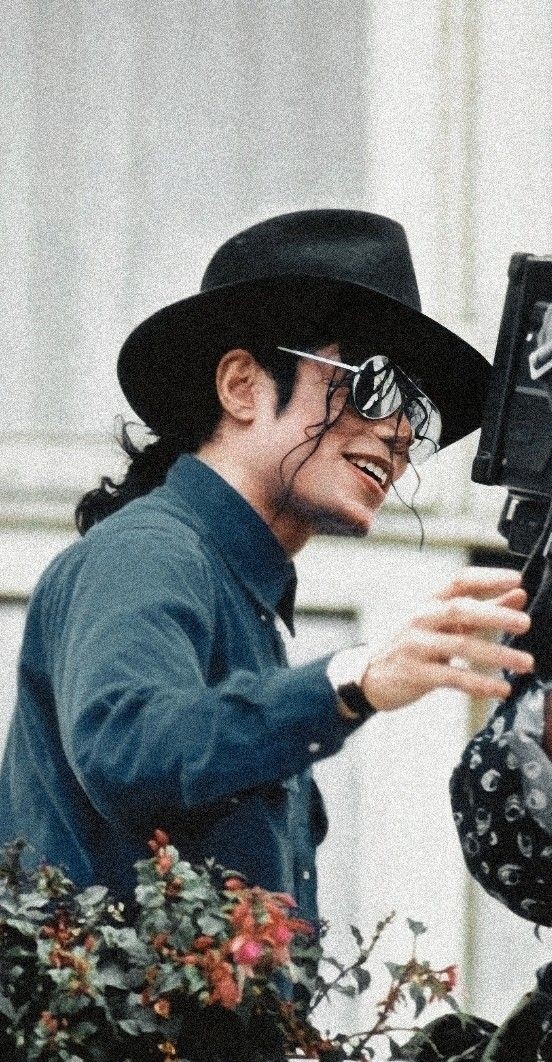 tae_cherriess's tweet photo. bts will be in michael jackson documantery where they will put bts side by side with the legendary michael jackson cause they are thee BIGGEST GROUP IN THE WORLD right now this is so fucking huge omg??!!! https://t.co/O6qrRbeTNX