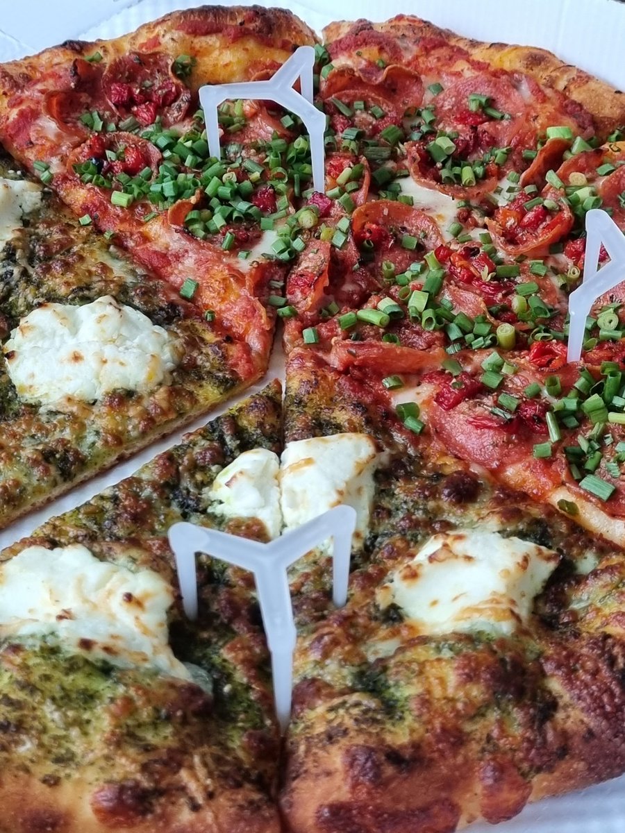 muk_archives's tweet photo. 구의 잭슨피자. 레전드/페퍼로니 딜라이트. 맛있다는 얘기만 들어봤는데 광진구에도 생겼다! 페퍼로니는 원래 좋아하는 멋진 맛+쪽파와 파프리카로 괜히 야채 쫌 먹은 느낌ㅎ이라 맛났고 바질페스토+마스카포네 치즈 조합인 레전드 피자가 진짜 레전드였다 보드랍고 향긋고소한 바질피자의 맛. . .❣️ https://t.co/jzfbsBGsFc