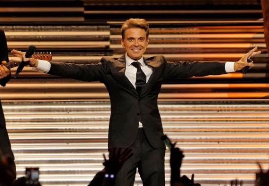 Martin_bumby's tweet photo. Que grande el show que dio santiago del moro 
#LuisMiguel #santiagodelmoro https://t.co/OsXxKboDoj