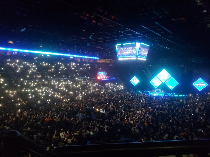People turning on their flashlights on their phone at the same time, it was trippy. #evo2023 https://t<a href="/tag/evo2023"class="tags"><span>#evo2023</span></a>