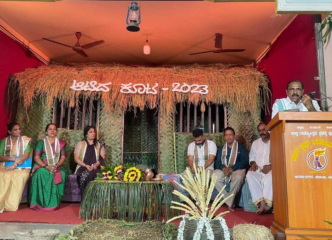 MShashiHegde's tweet photo. ನಾವು ಸಮಾಜವಾಗಿ ಆಧುನೀಕರಣಗೊಳ್ಳುತ್ತಿರುವ ಈ ಸಮಯದಲ್ಲಿ ಇಂದು ನಮ್ಮ ಸಂಸ್ಕೃತಿಯನ್ನು ಉಳಿಸುವುದು, ರಕ್ಷಿಸುವುದು ಮತ್ತು ಉತ್ತೇಜಿಸುವುದು ಬಹಳ ಮುಖ್ಯವಾಗಿದೆ ಏಕೆಂದರೆ ಅದು ನಮ್ಮ ಗುರುತಿನ ಭಾಗವಾಗಿದೆ.
ಆದರ್ಶ್ ಫ್ರೆಂಡ್ಸ್ ಅಸೋಸಿಯೇಷನ್ ಚಿಲಿಂಬಿ, ಆಯೋಜಿಸಿದ್ದ “ಆಟಿದ ಕೂಟ” ಎಂಬ ಕಾರ್ಯಕ್ರಮದಲ್ಲಿ ಭಾಗವಹಿಸಿದ್ದೆ. https://t.co/PHC57RzzFE