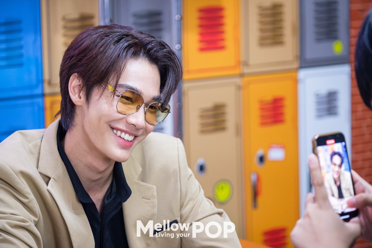 MellowPOP_TH's tweet photo. 📍(1) ภาพบรรยากาศในไลฟ์สดวันนี้ บอกเลยว่าได้รู้จักดิวขึ้นมากๆเลย หล่อละมุนเหมือนหลุดออกมาจากนิยายจริงๆ😍🫶🏻✨

#MellowPOP
#dew_jsu #dewjirawat 
#MellowPOPxNorthStarDew https://t.co/6RSD1VLm91
