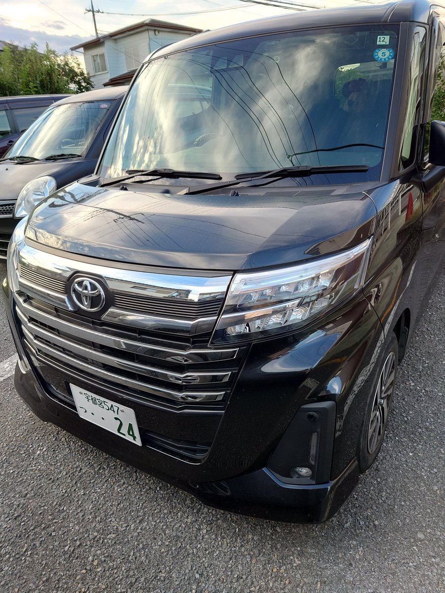 Kas_desuyo's tweet photo. ＃迷惑駐車
アパートの駐車場に勝手に停められてました。
先々週も同じ車かどうか覚えてませんが塞がれてたので、管理会社に通報しました。 https://t.co/hAsnVSiQTT