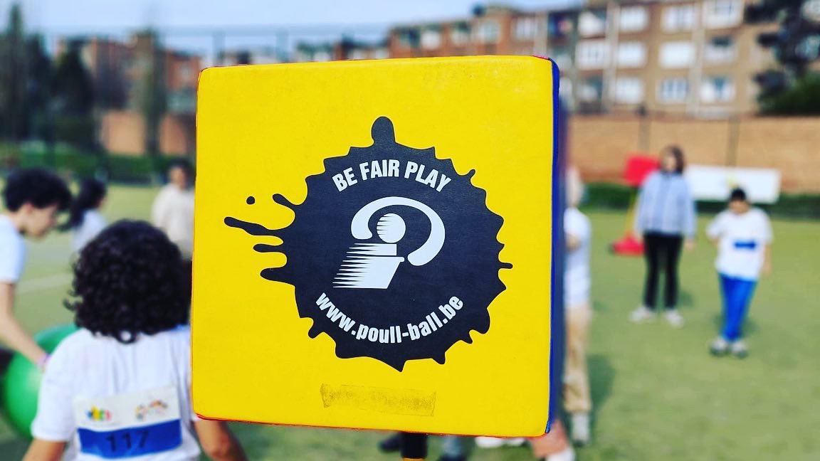 Le soleil sort, on sort aussi ! ☀️ 
On sort le ballon 🟢, on sort le cube 🟨… go go go #eps #poullball #PhysEd