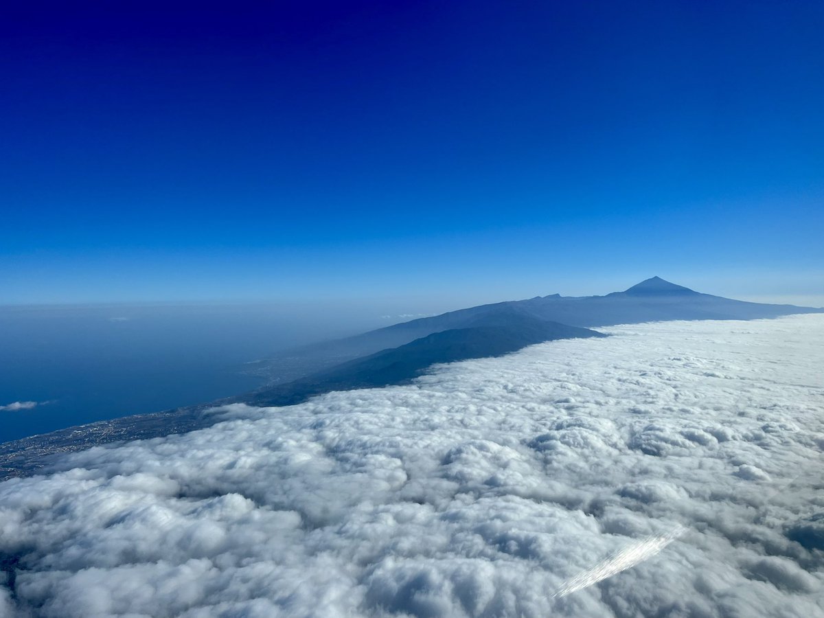 It’s simply impressive to observe how the orography of the island ‘stops’ the trade winds (alisios) 💨 ☁️ ⛰️ 🌞#tradewinds #alisios #teide #mardenubes #avgeek #flightdeckmonday #sky #canaries #canarias #seaofouds