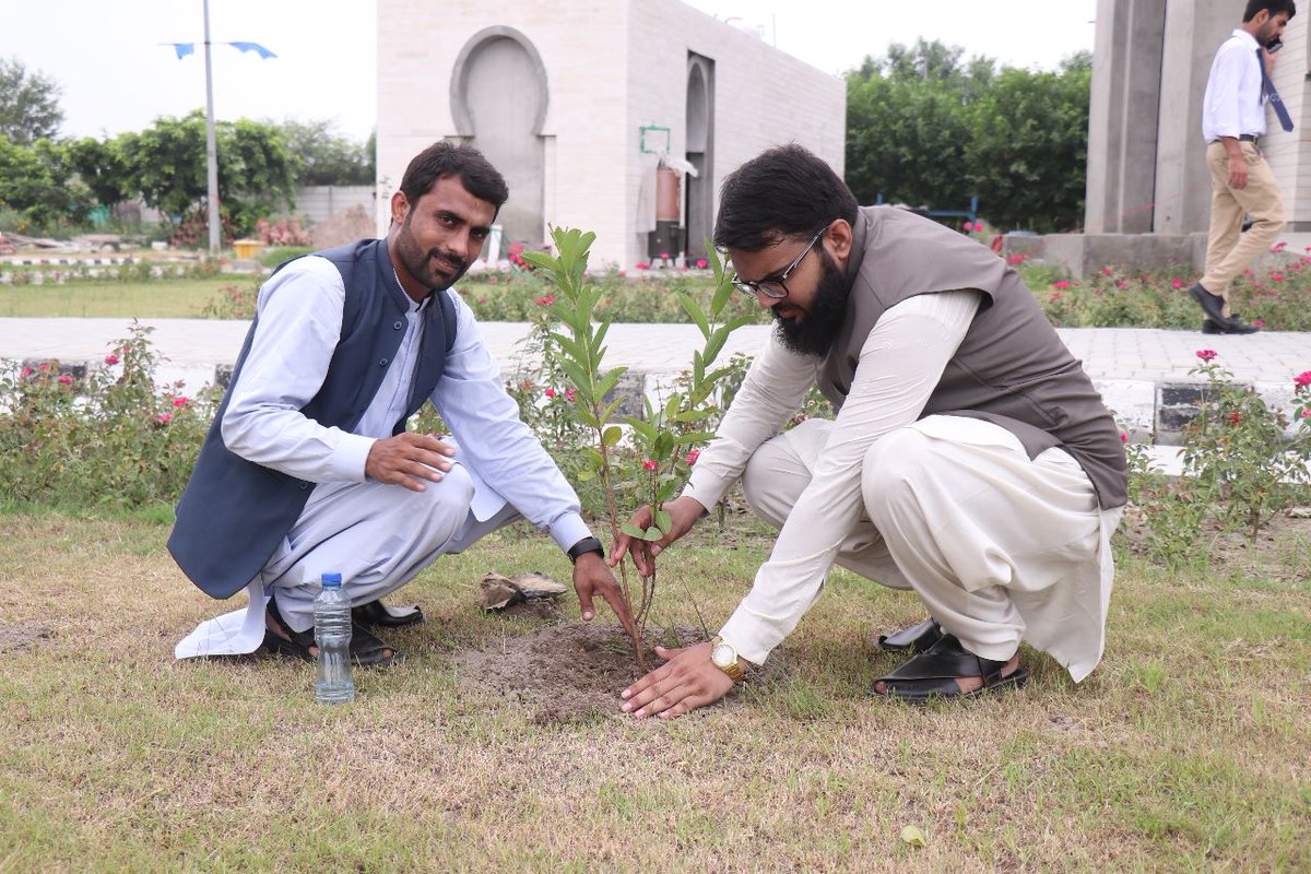 TheTrustSchool1's tweet photo. Our teachers recently visited Akhuwat University, participating in our tree plantation initiative under the resounding slogan 'ہر بشر، دو شجر' - a call for every individual to plant two trees. #TheTrustSchool #GreeningCommunities #PlantingHope #EducatorsForChange https://t.co/n3VaYPyUur