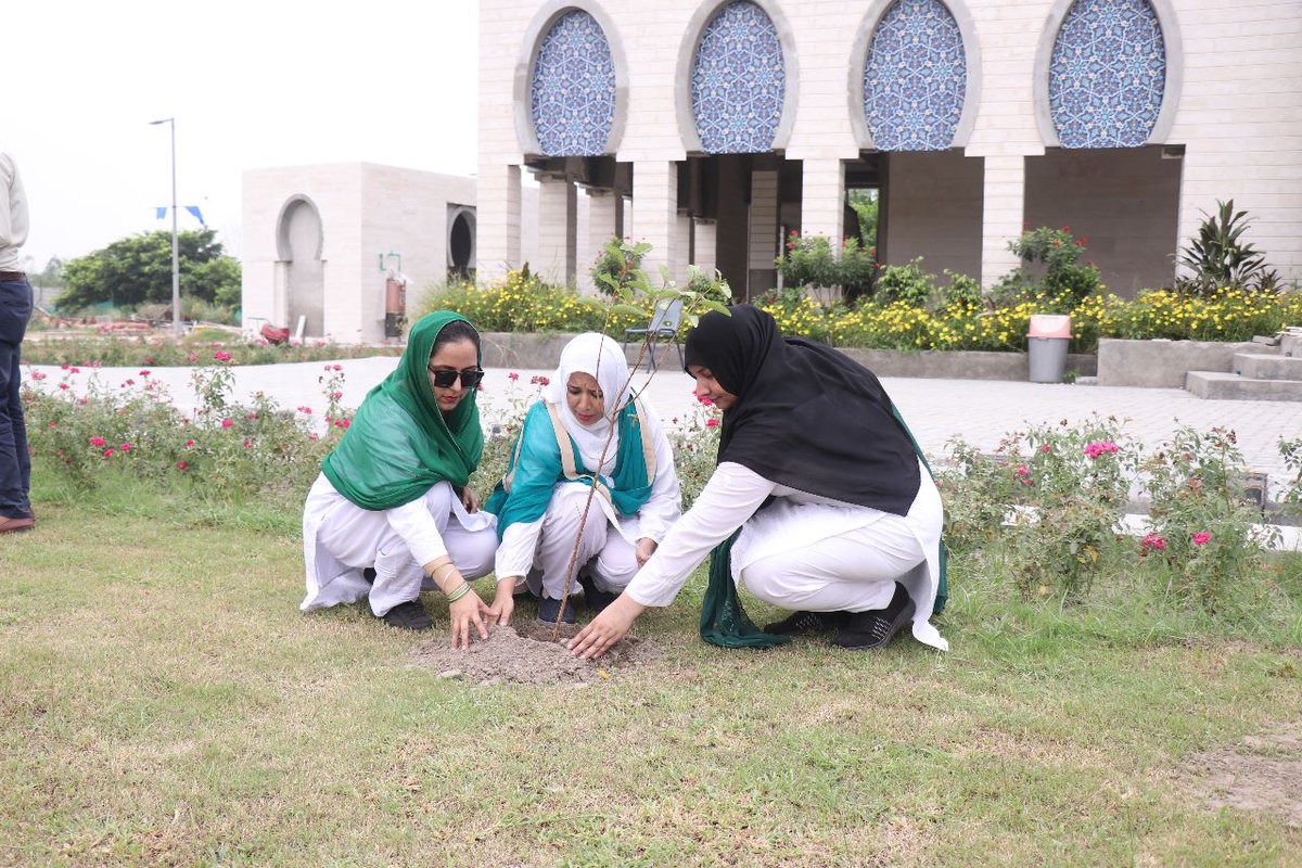 TheTrustSchool1's tweet photo. Our teachers recently visited Akhuwat University, participating in our tree plantation initiative under the resounding slogan 'ہر بشر، دو شجر' - a call for every individual to plant two trees. #TheTrustSchool #GreeningCommunities #PlantingHope #EducatorsForChange https://t.co/n3VaYPyUur