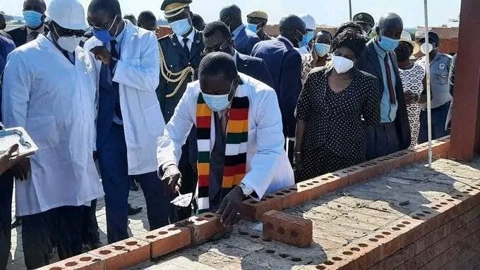 Twinsis50497431's tweet photo. Choose one:
•Like for CCC or
•Retweet for ZANU PF https://t.co/SL8BeX80nr