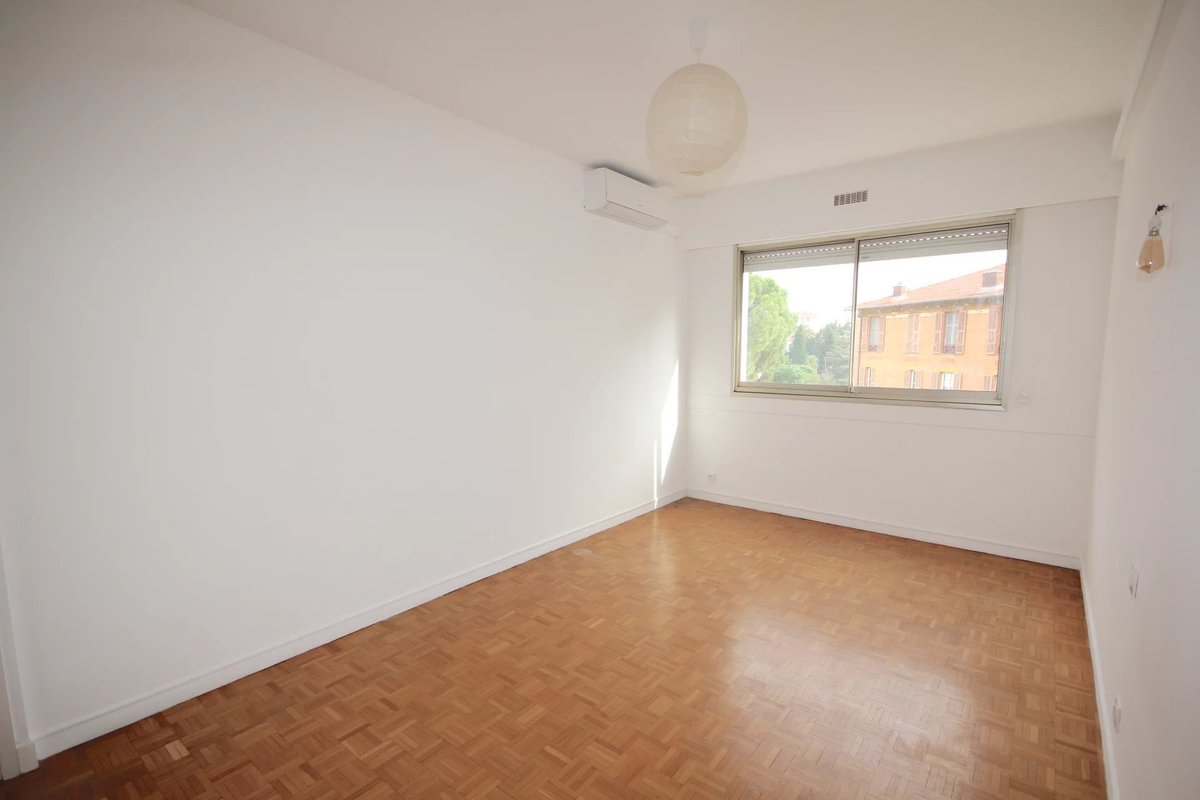EasyImmoNice's tweet photo. NICE - COEUR DE CIMIEZ : 3 pièces de 93 m² d'angle et traversant.
Double séjour de 35 m² plein Sud, terrasse, cuisine, loggia, 2 chambres, dressing.
Grand garage.

Prix : 549 000 €
Plus d’informations au 04 93 80 40 80.

#easyimmobilier #nice #cimiez #vente #immobilier https://t.co/oIntavYztK