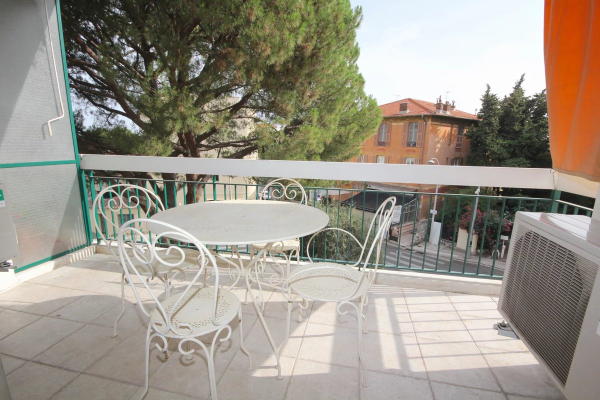 EasyImmoNice's tweet photo. NICE - COEUR DE CIMIEZ : 3 pièces de 93 m² d'angle et traversant.
Double séjour de 35 m² plein Sud, terrasse, cuisine, loggia, 2 chambres, dressing.
Grand garage.

Prix : 549 000 €
Plus d’informations au 04 93 80 40 80.

#easyimmobilier #nice #cimiez #vente #immobilier https://t.co/oIntavYztK