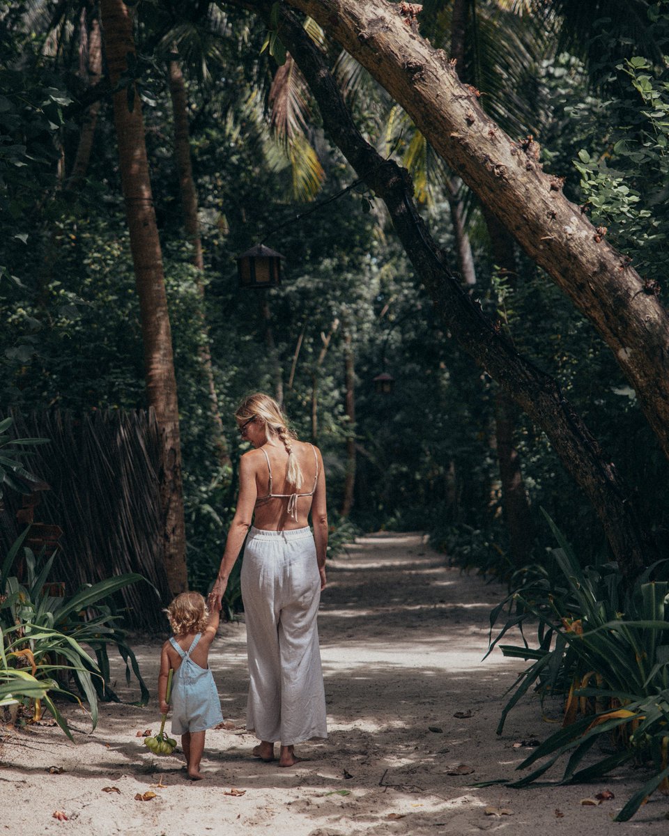 nhreethi's tweet photo. Get lost in the enchanting embrace of lush greenery and immerse yourself in the captivating wonders of nature at Reethi Beach Resort, surrounded by its vibrant natural beauty.
#ReethiBeachResort #Maldives #Reethi #VisitMaldives #Paradise https://t.co/2tfGJ1tNaw