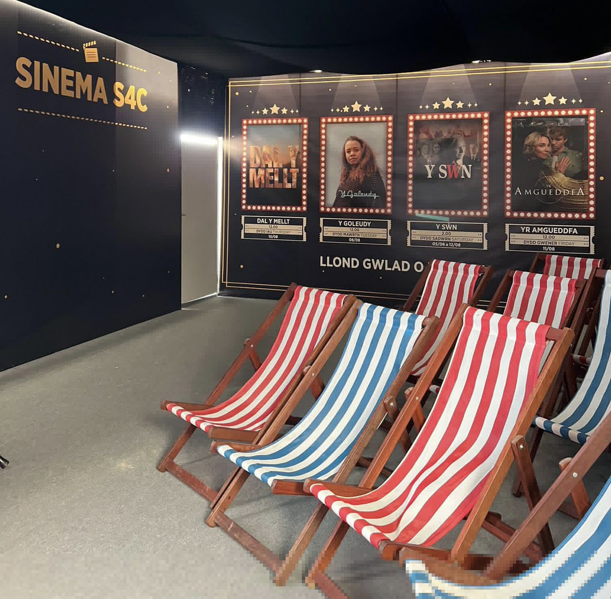 S4C's tweet photo. Caru ffilm dda? Ffansi brêc o fwrlwm y Maes? Ewch draw i Sinema S4C 🎞️🍿 #steddfod2023

Love a good film? Need a bit of shade? Head over to S4C's cinema, the coolest spot on the Maes... 😎

📽️ Dangosiadau dyddiol
📌 Stondin S4C https://t.co/ZU5tqw6mYB