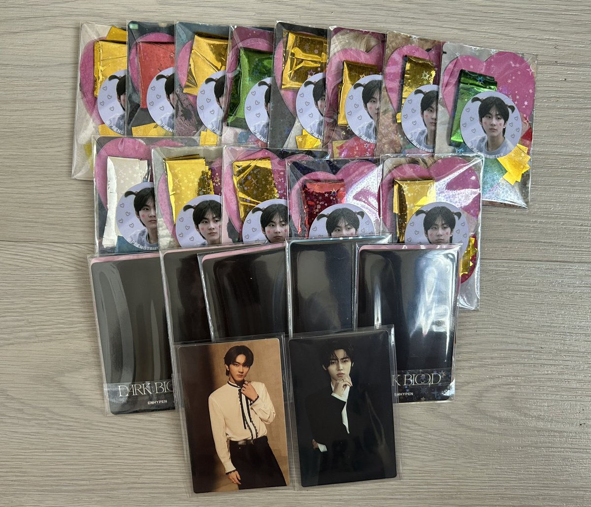 peenotbutter_'s tweet photo. ✨PEE FATE IN SEOUL CONFETTI GA✨

🩶 20 confetti packs
🩶 5 of which has db official pcs
🩶 2 of which has fate in seoul official trading card

MECHANICS:
💛 mbf
💛 like &amp; rt
💛 comment why u love enha
💛 first 20 only
💛 must shoulder sf

📍CEBU CITY

#peegives https://t.co/ntAxXvZAoC